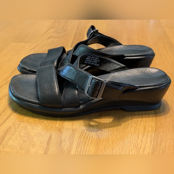 Clarks 1 inch Slip On Top Buckle Leather Strap Sandal 33805 Open Heel 8M - Picture 3 of 8